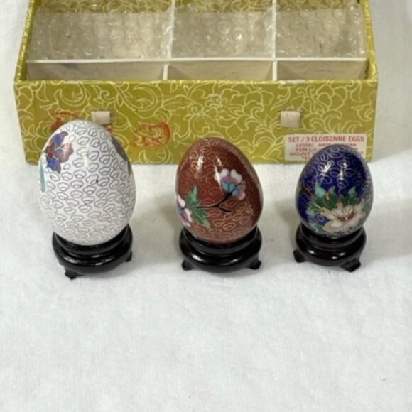 Vintage Chinese cloisonne eggs with stands in their original box. - Picture 5 of 6